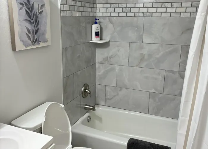 Peaceful Park 2 Bedroom Remodeled Family *