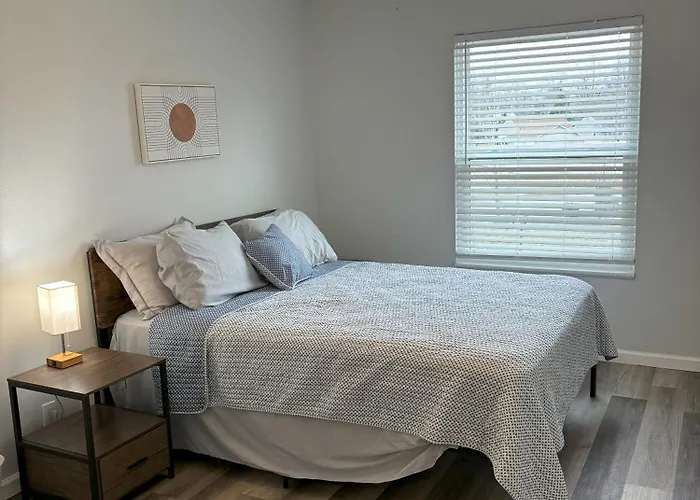 Peaceful Park 2 Bedroom Remodeled Family Apartment *
