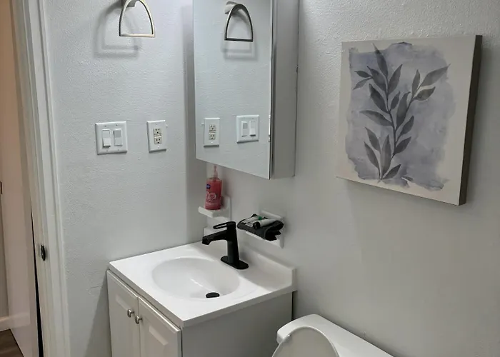 Peaceful Park 2 Bedroom Remodeled Family Apartment Granite City