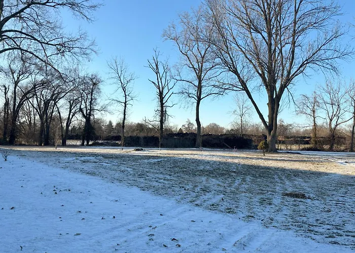 Peaceful Park 2 Bedroom Remodeled Family